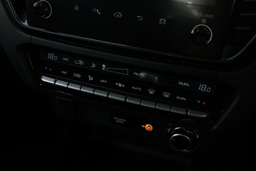 https://vehicle-cdn.autoleague.cloud/30352_950554456_26.jpg