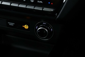 https://vehicle-cdn.autoleague.cloud/30352_950554456_27.jpg