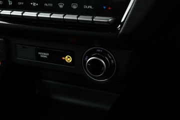 https://vehicle-cdn.autoleague.cloud/30352_950809968_27.jpg