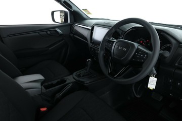 https://vehicle-cdn.autoleague.cloud/30352_950810282_19.jpg