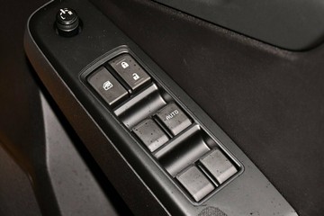https://vehicle-cdn.autoleague.cloud/30352_950810384_15.jpg