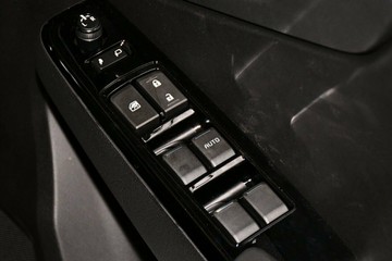 https://vehicle-cdn.autoleague.cloud/30352_960140713_15.jpg