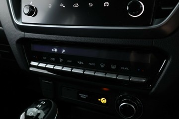 https://vehicle-cdn.autoleague.cloud/30352_960140715_26.jpg