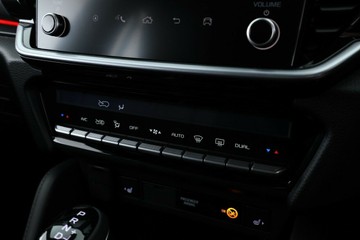 https://vehicle-cdn.autoleague.cloud/30352_960142341_26.jpg
