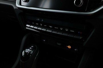 https://vehicle-cdn.autoleague.cloud/30352_960142474_27.jpg
