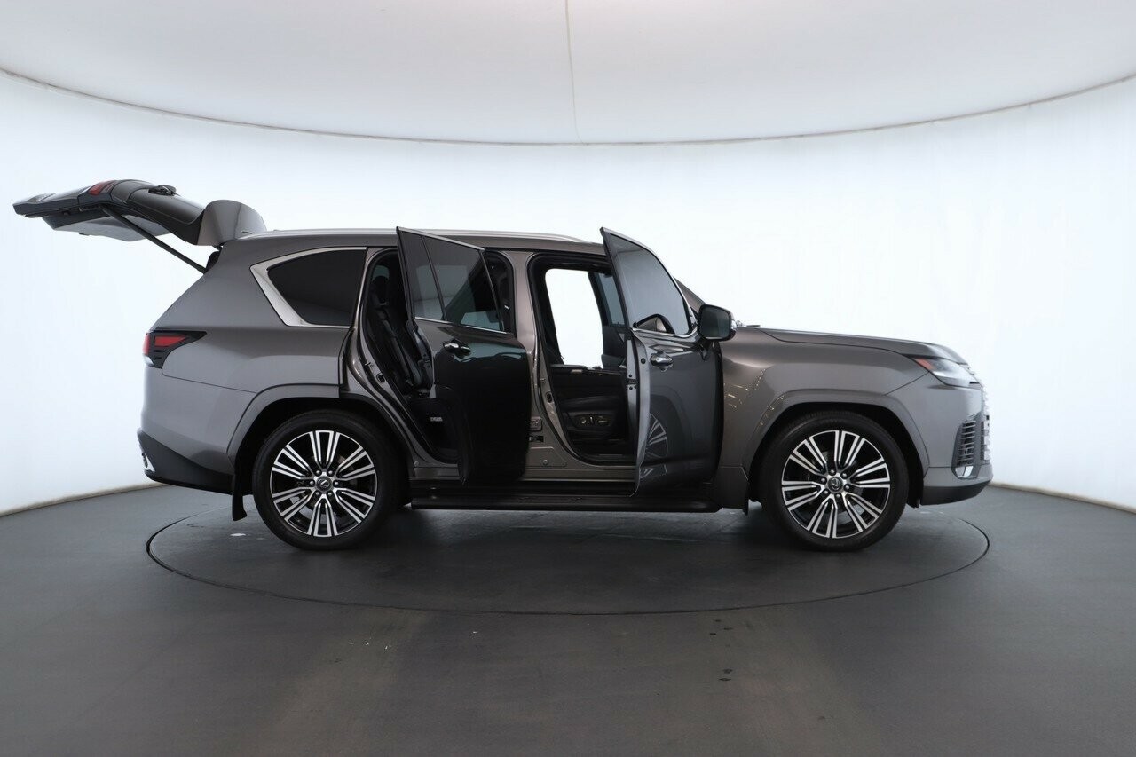 Lexus Lx image 2