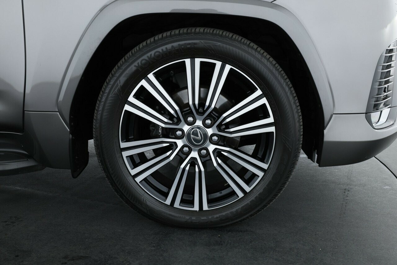 Lexus Lx image 4