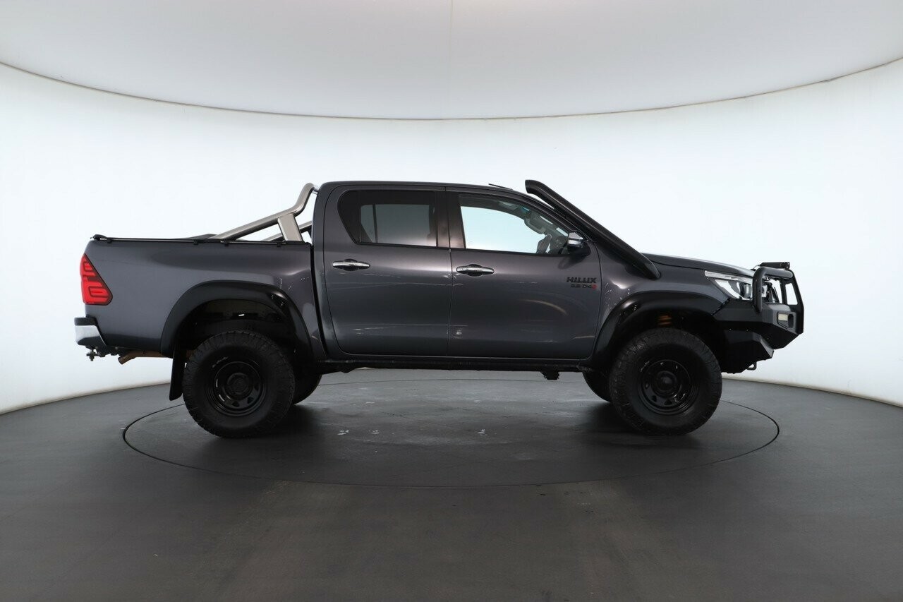 Toyota Hilux image 2