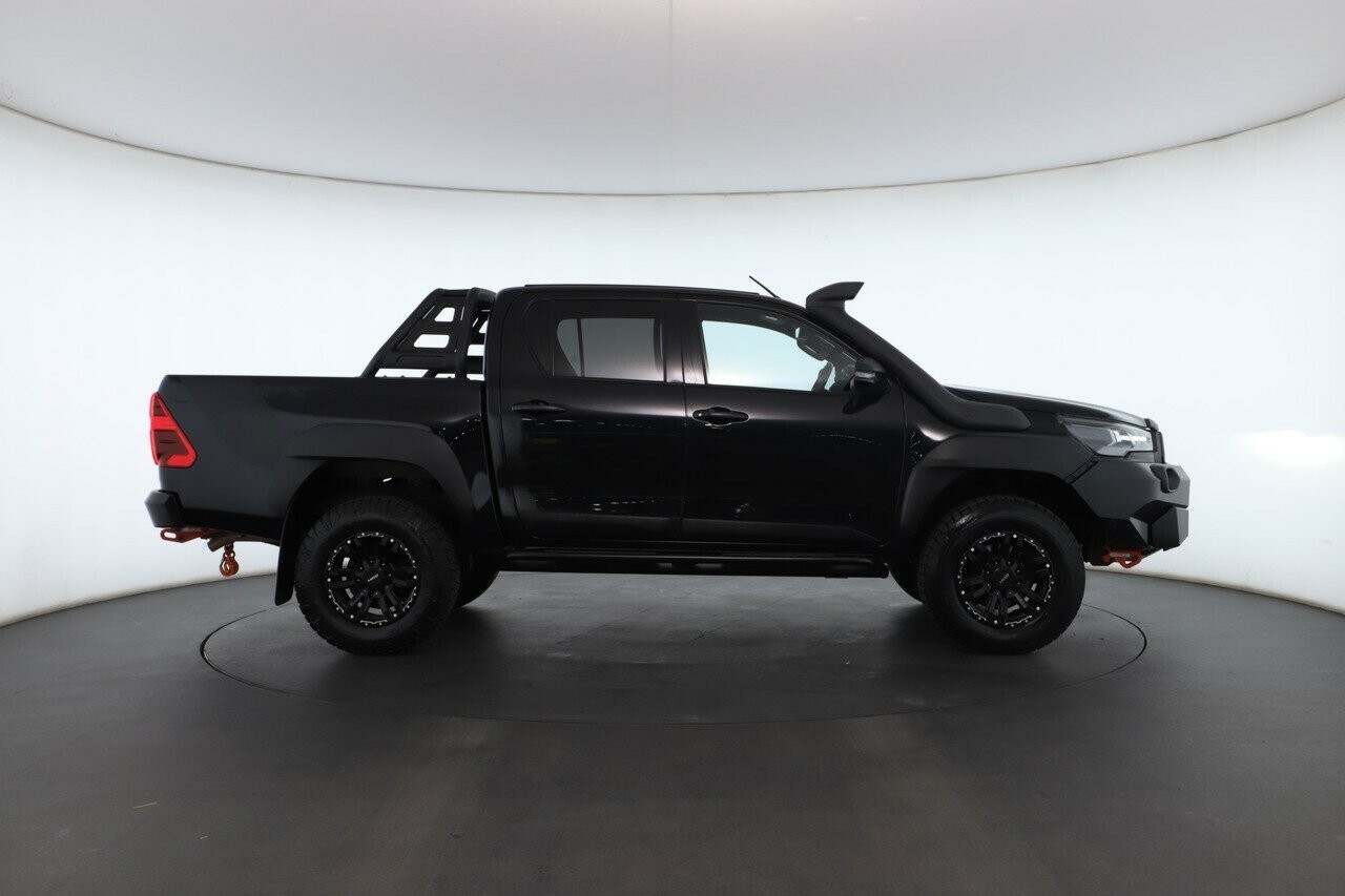 Toyota Hilux image 2