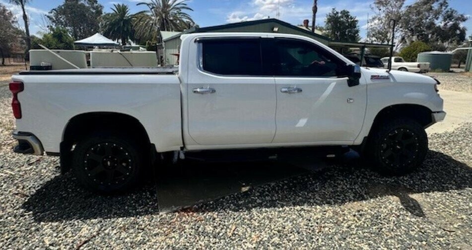 Chevrolet Silverado image 2