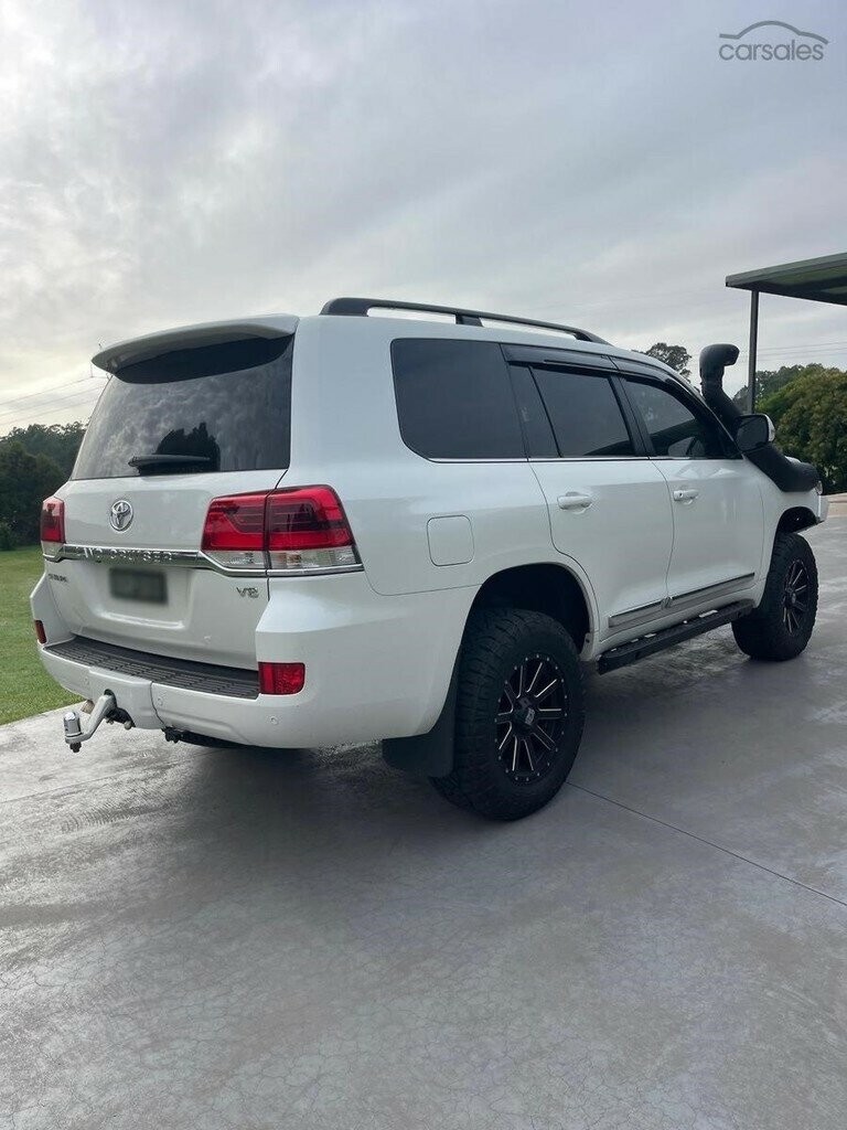 Toyota Landcruiser image 2