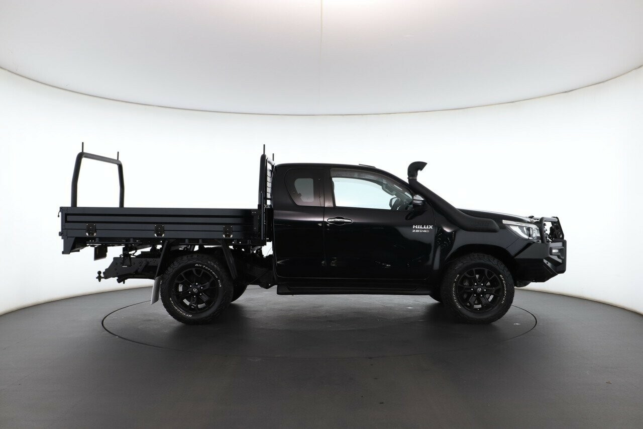 Toyota Hilux image 2