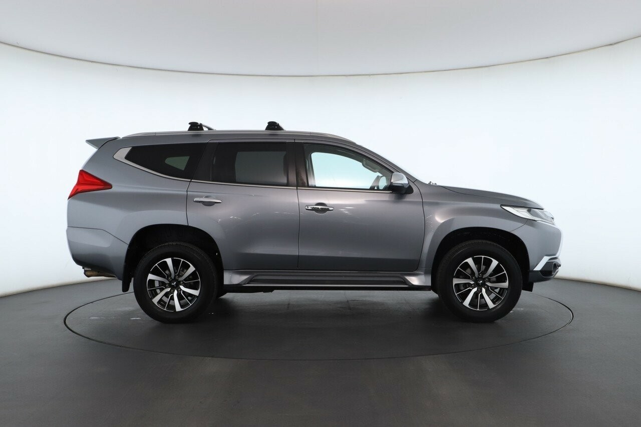 Mitsubishi Pajero Sport image 2