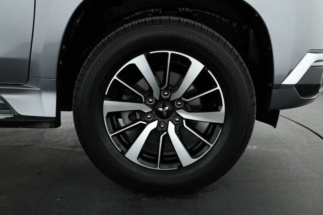 Mitsubishi Pajero Sport image 3