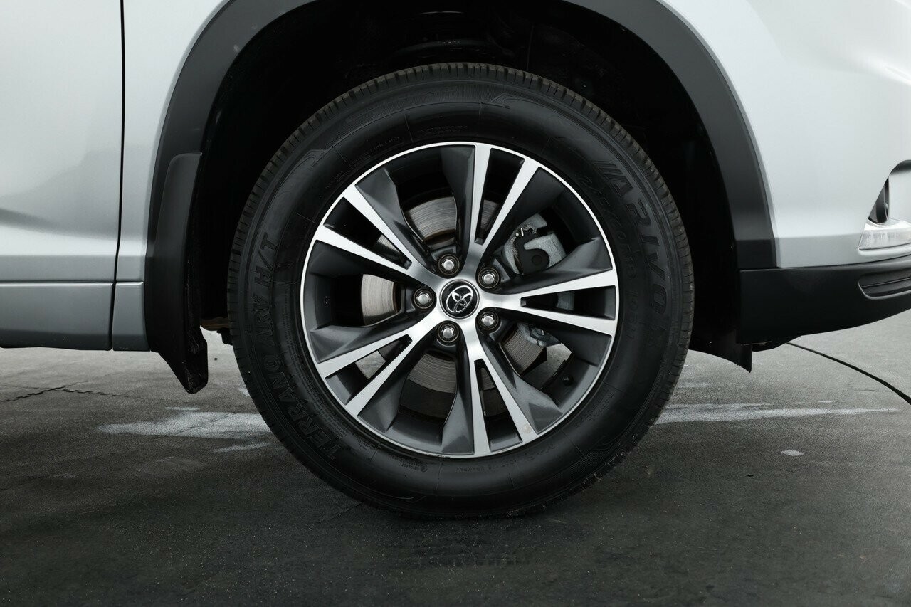 Toyota Kluger image 3