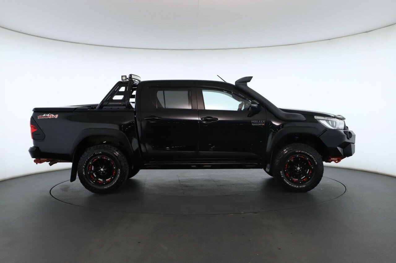 Toyota Hilux image 2