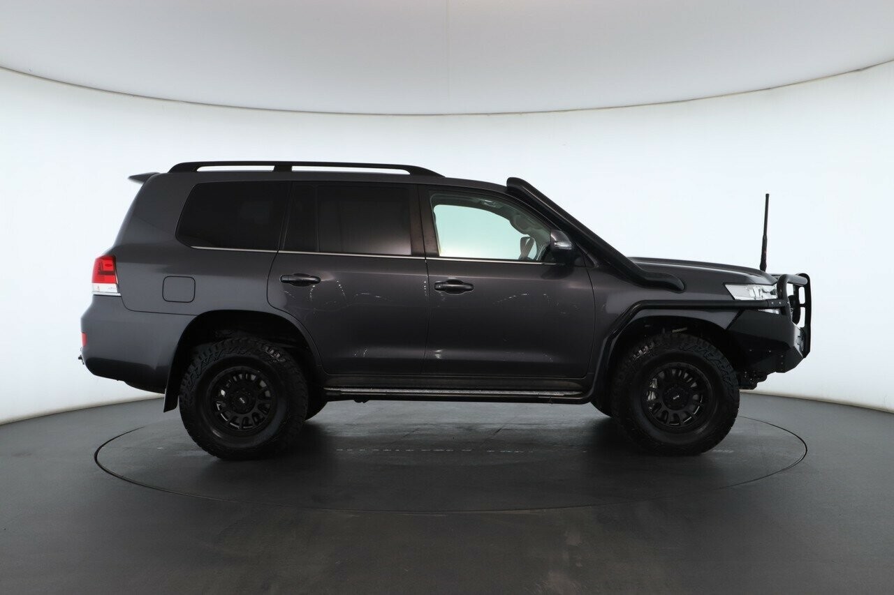 Toyota Landcruiser image 2