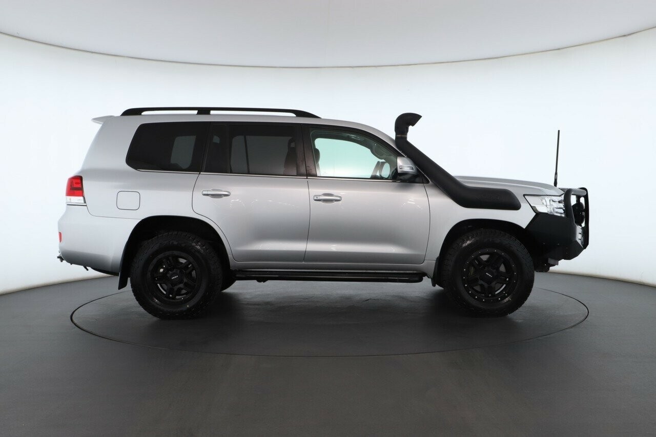Toyota Landcruiser image 2