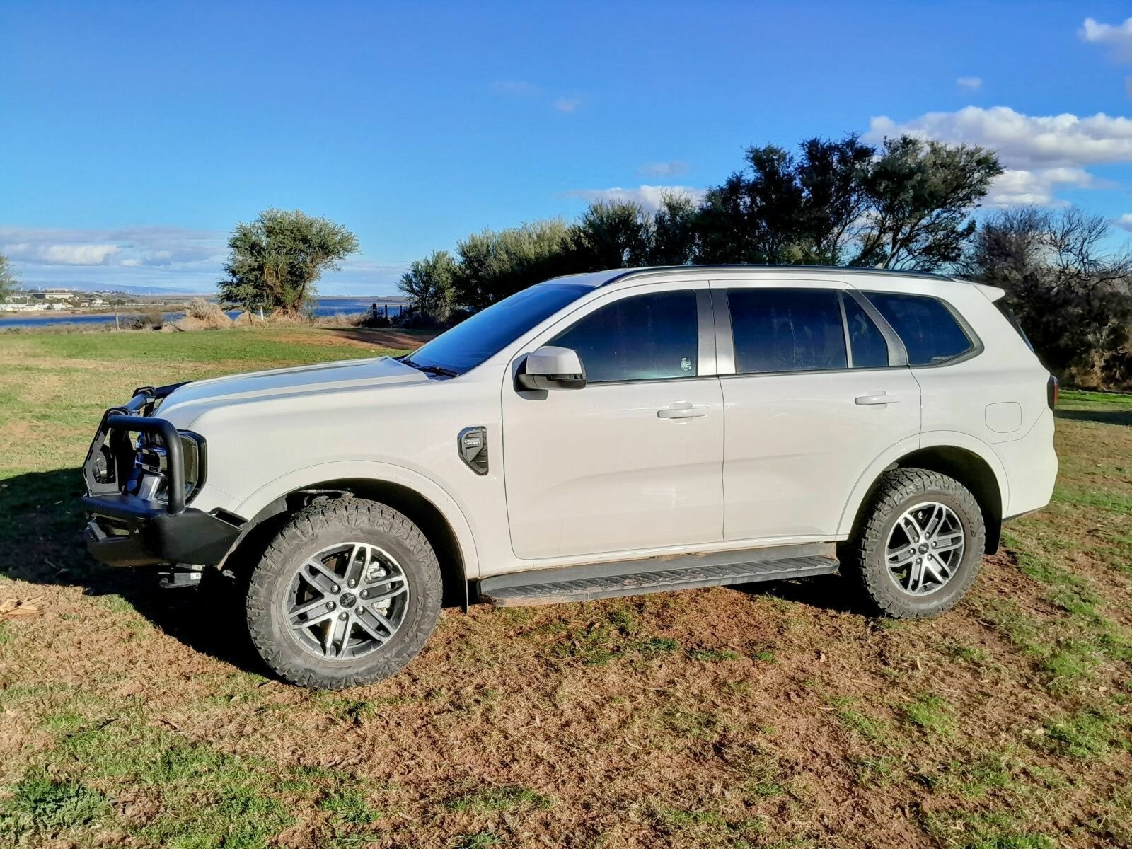 Ford Everest image 2