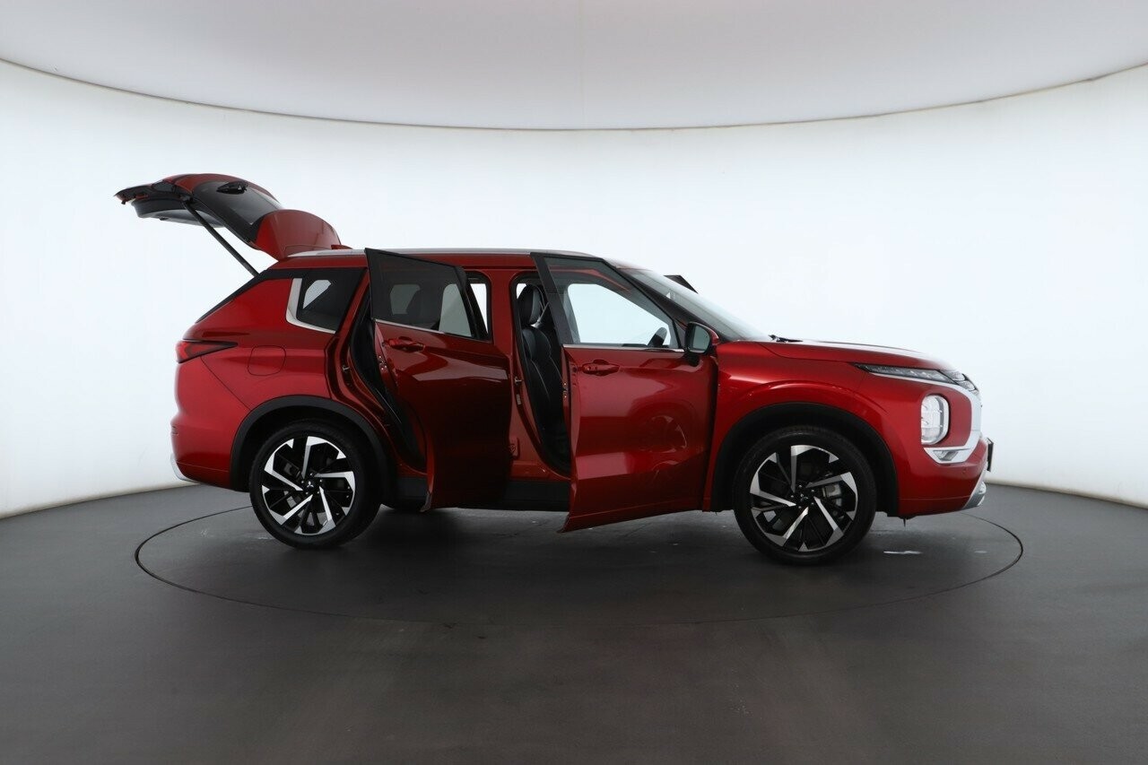 Mitsubishi Outlander image 2