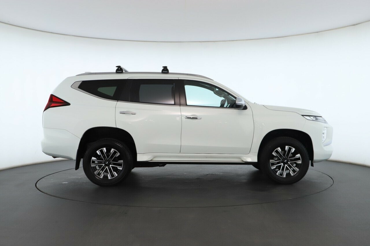 Mitsubishi Pajero Sport image 2