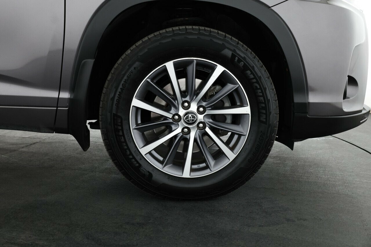 Toyota Kluger image 3