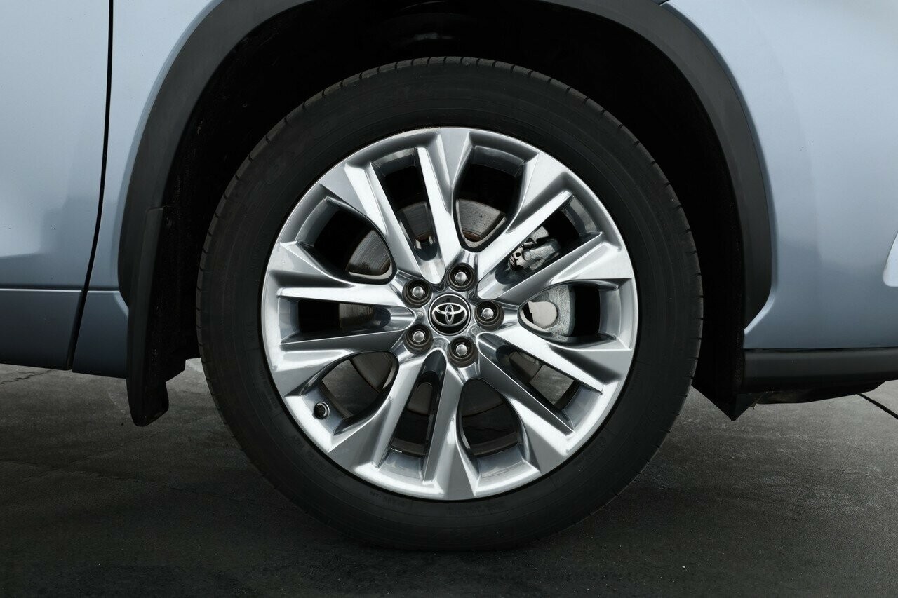Toyota Kluger image 3