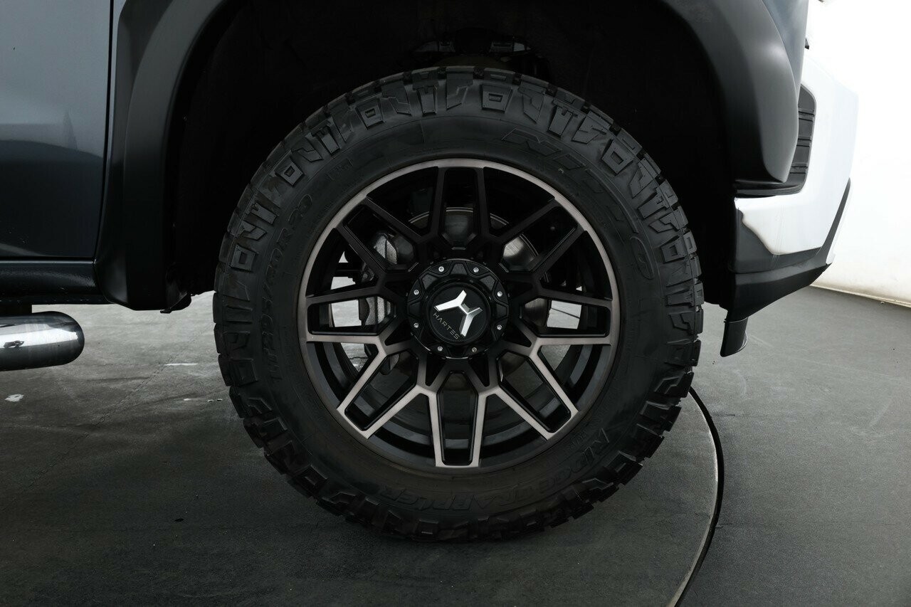 Chevrolet Silverado image 3