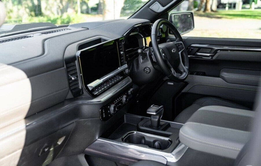 Chevrolet Silverado image 3