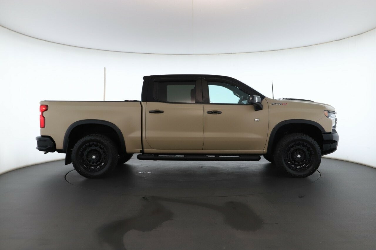 Chevrolet Silverado image 2