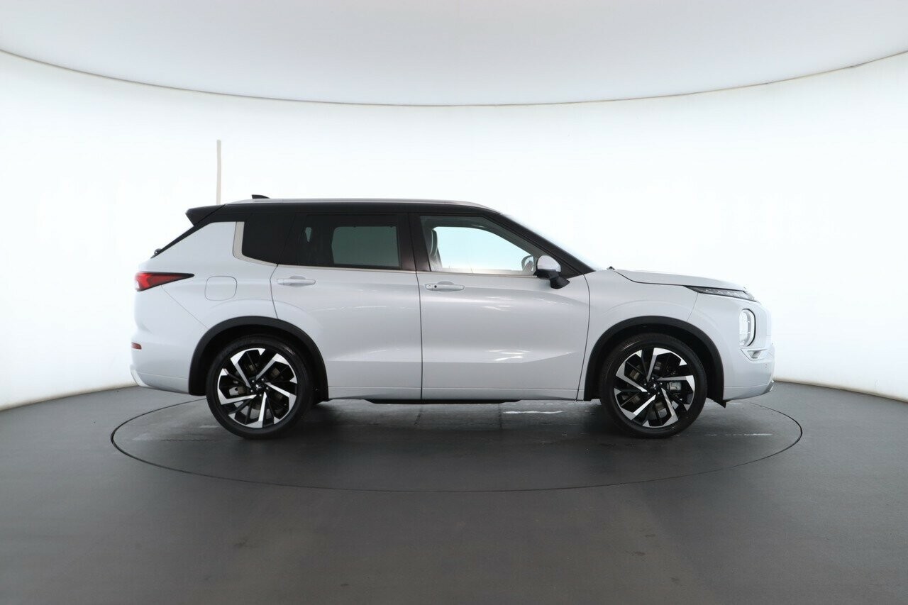 Mitsubishi Outlander image 2
