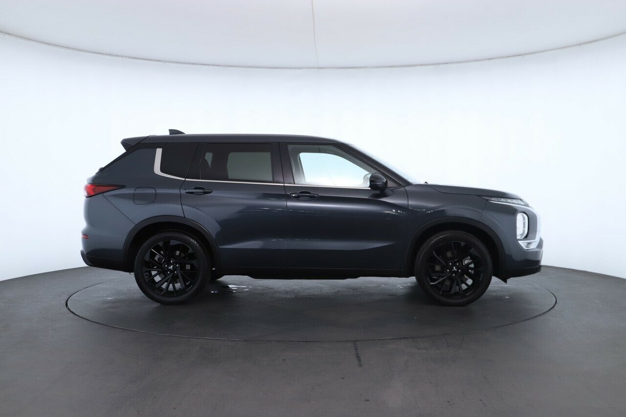 Mitsubishi Outlander image 2