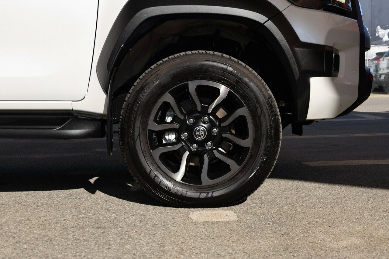 Toyota Hilux image 2