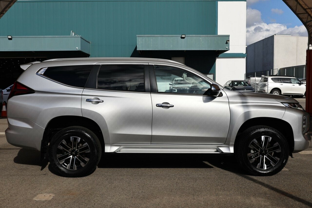 Mitsubishi Pajero Sport image 2