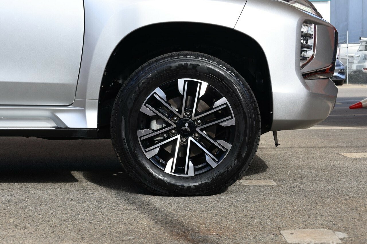 Mitsubishi Pajero Sport image 3