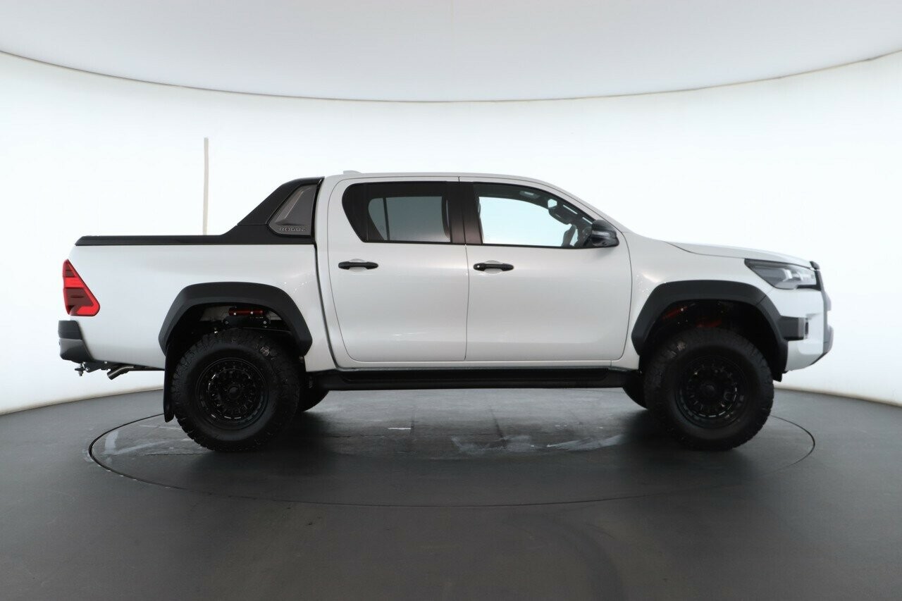 Toyota Hilux image 2