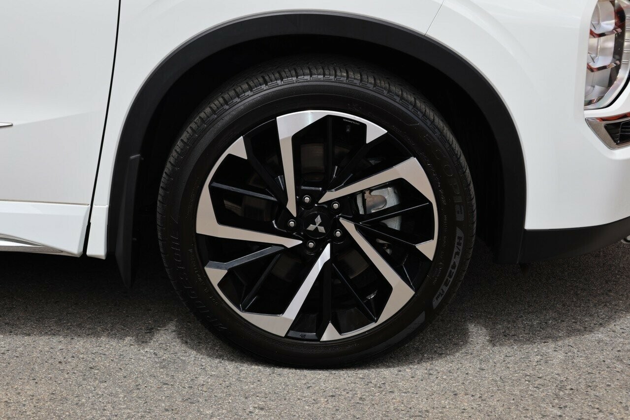 Mitsubishi Outlander image 2