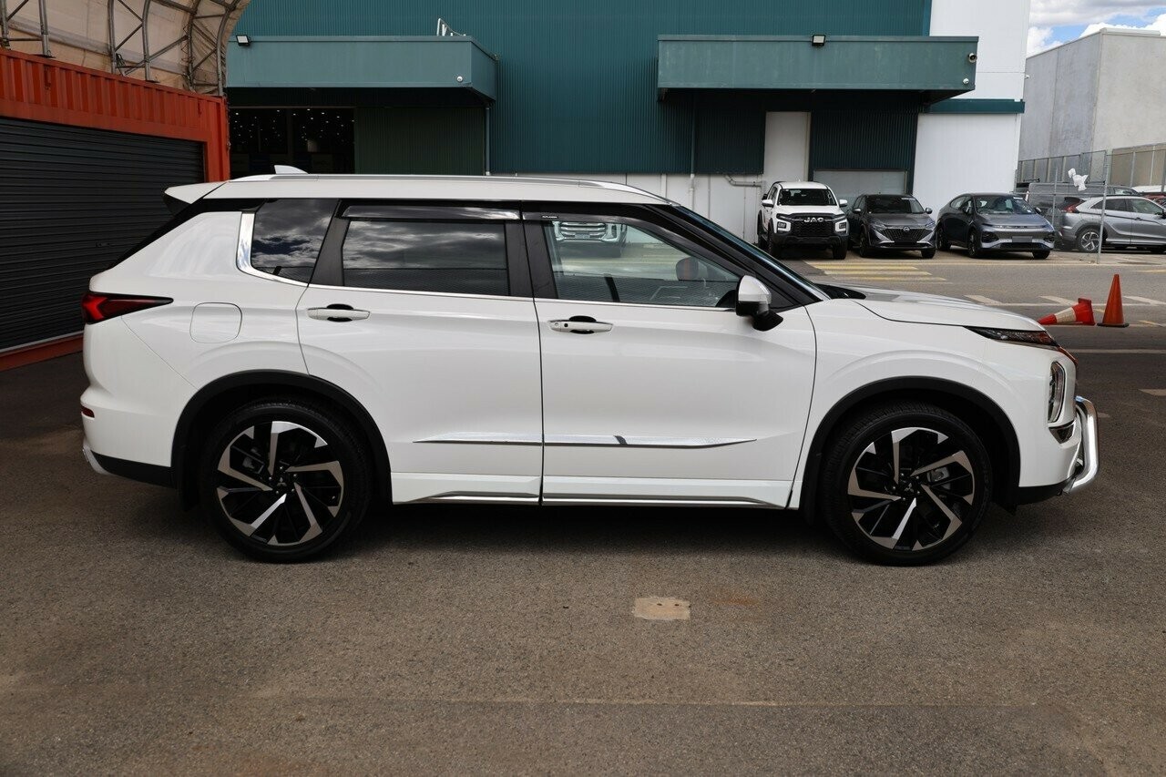 Mitsubishi Outlander image 3