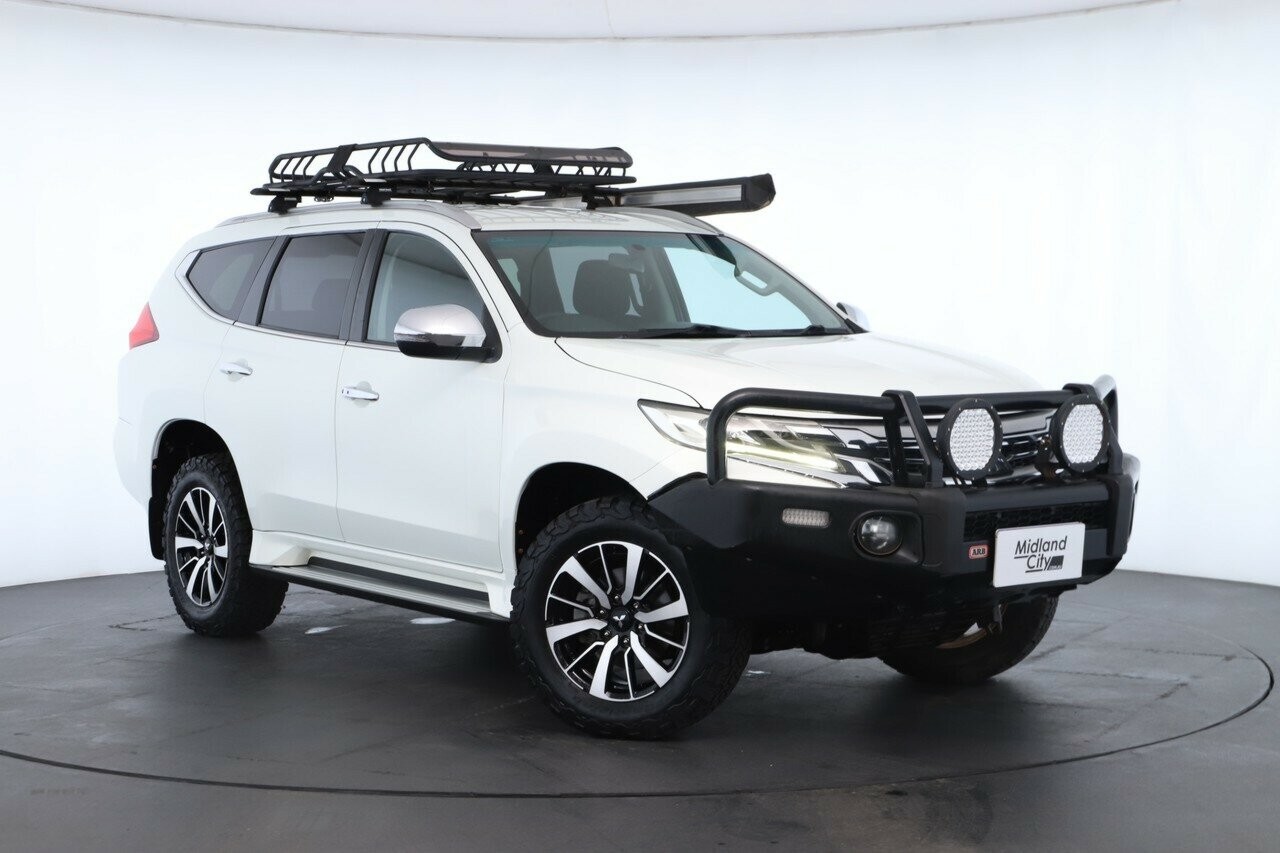 Mitsubishi Pajero Sport image 1