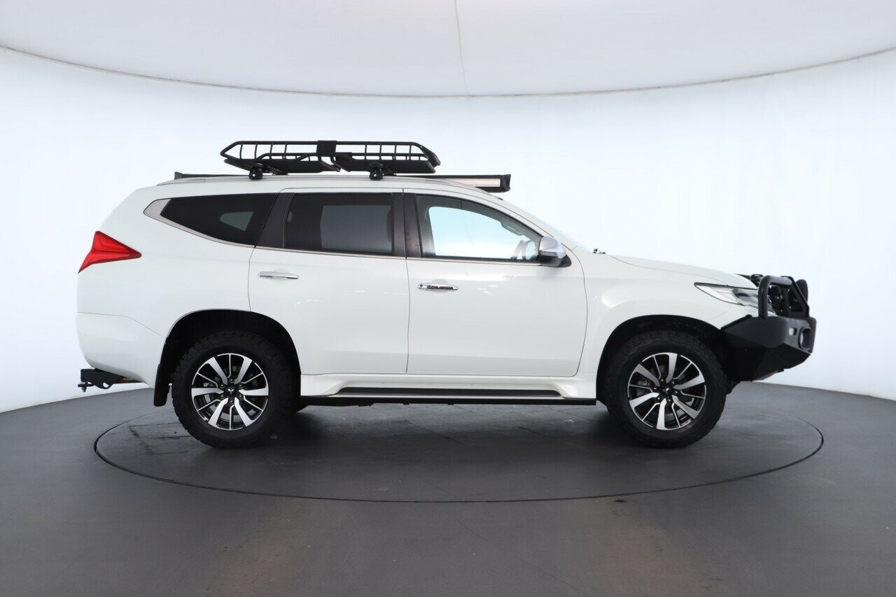 Mitsubishi Pajero Sport image 2