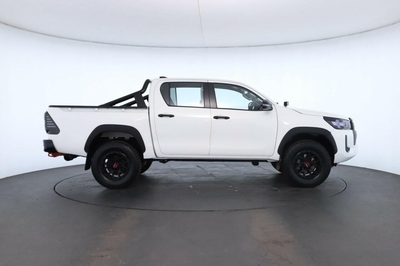 Toyota Hilux image 2