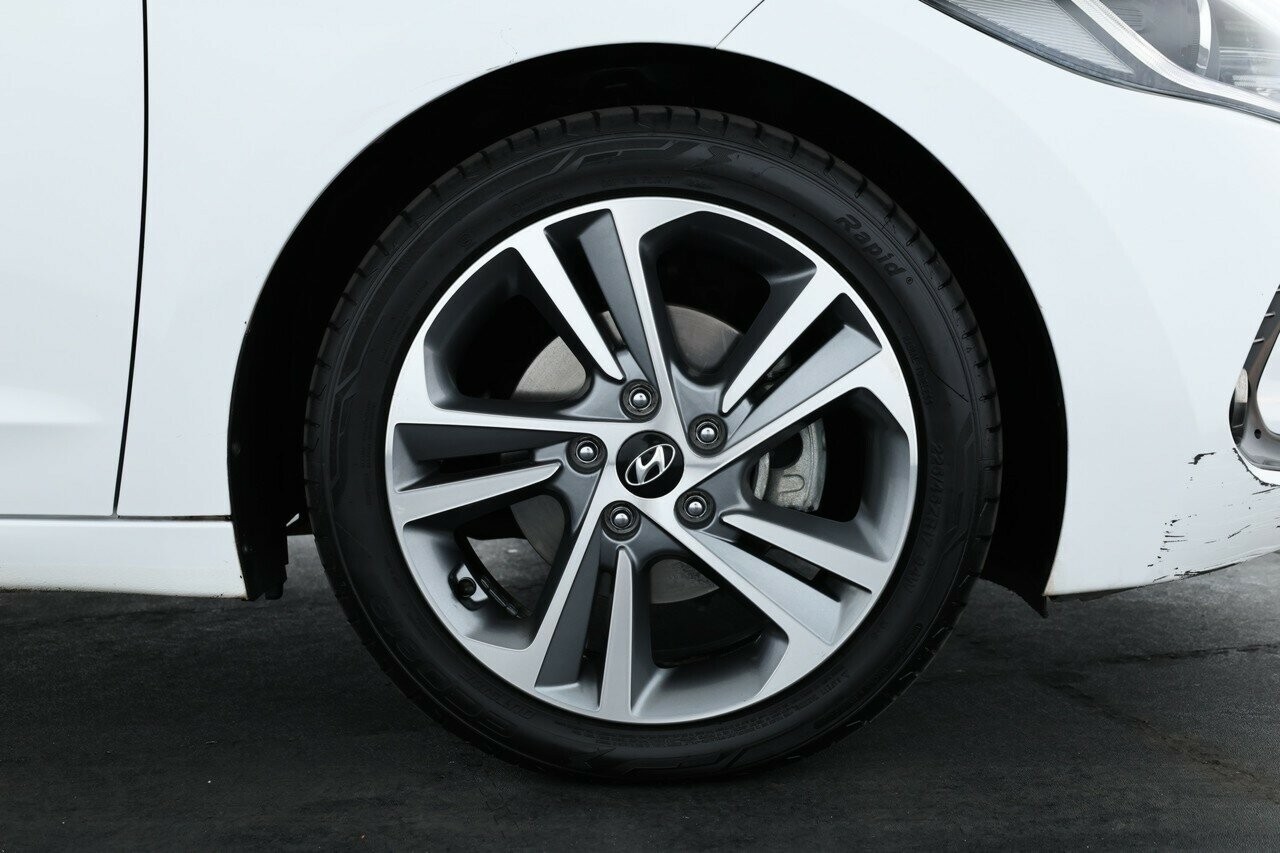 Hyundai Elantra image 3