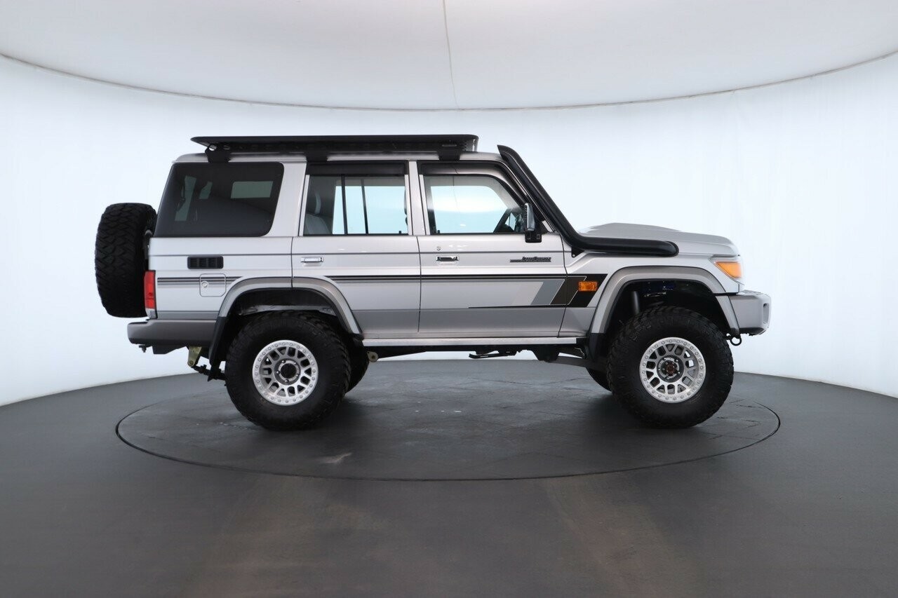 Toyota Landcruiser image 2