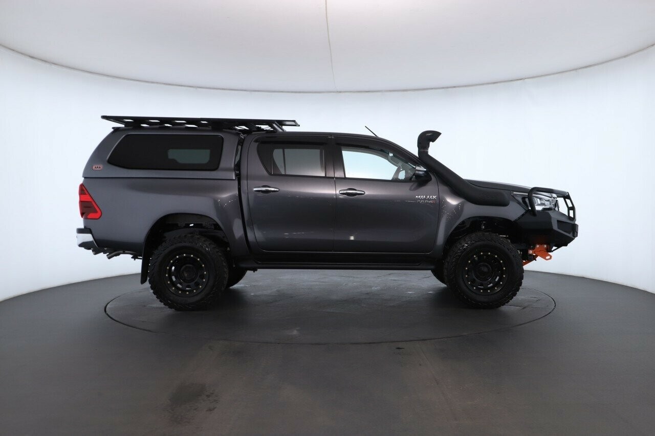 Toyota Hilux image 2