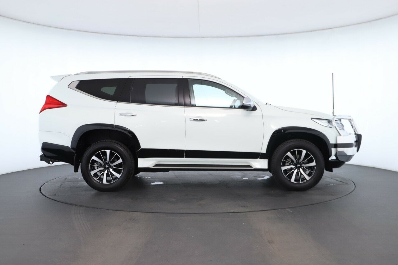 Mitsubishi Pajero Sport image 2