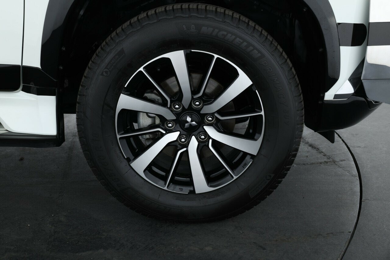 Mitsubishi Pajero Sport image 3