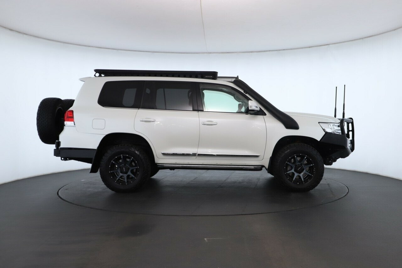 Toyota Landcruiser image 2