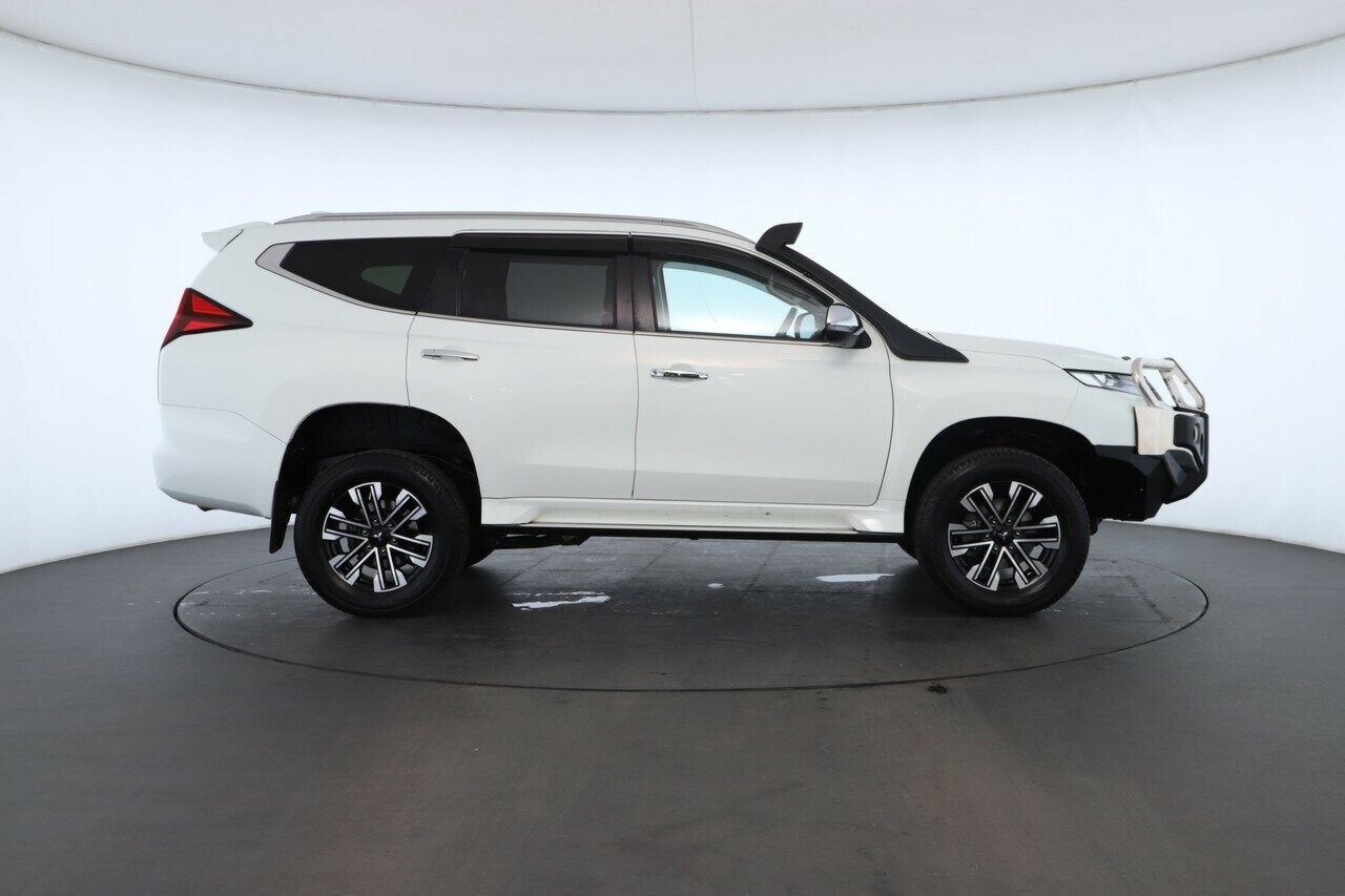 Mitsubishi Pajero Sport image 2