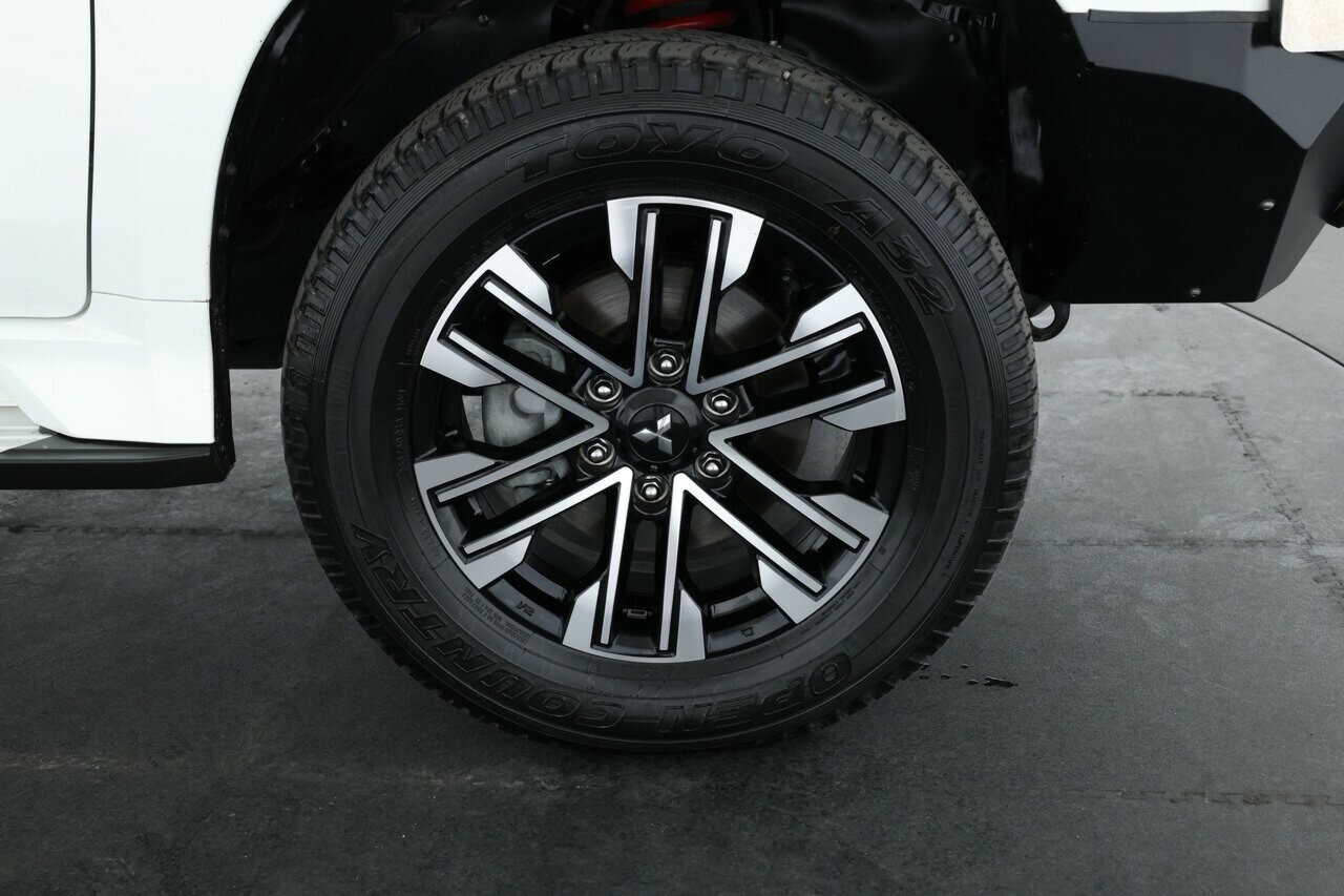 Mitsubishi Pajero Sport image 3