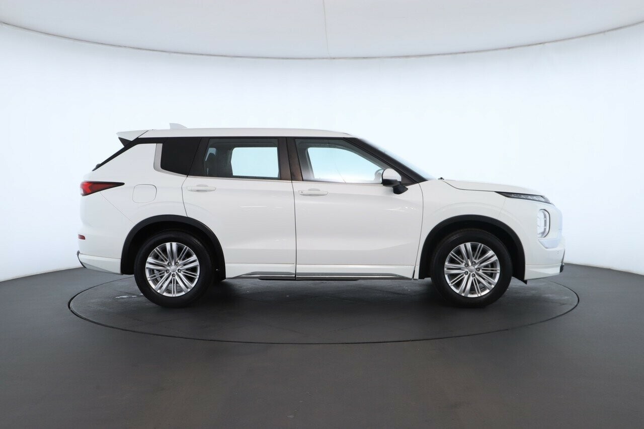 Mitsubishi Outlander image 2